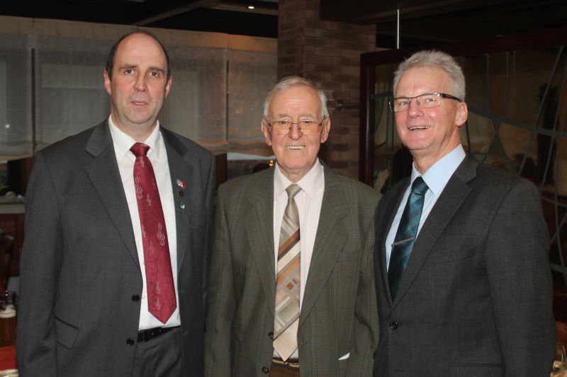 Vorsitzender Achim J&auml;ger (links) und Chorleiter Hartmut Fillsack mit dem &auml;ltesten Liederkranz-S&auml;nger Herbert Oberheim (Bildmitte).