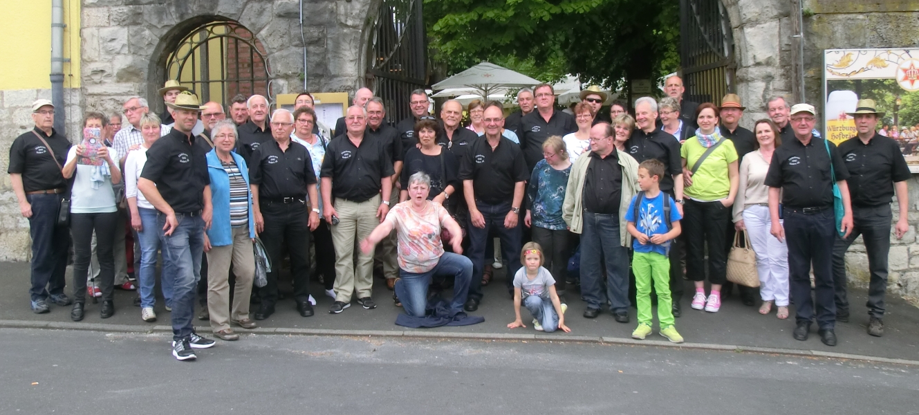 Gruppenbild vor dem Wrzburger Hofbrukeller